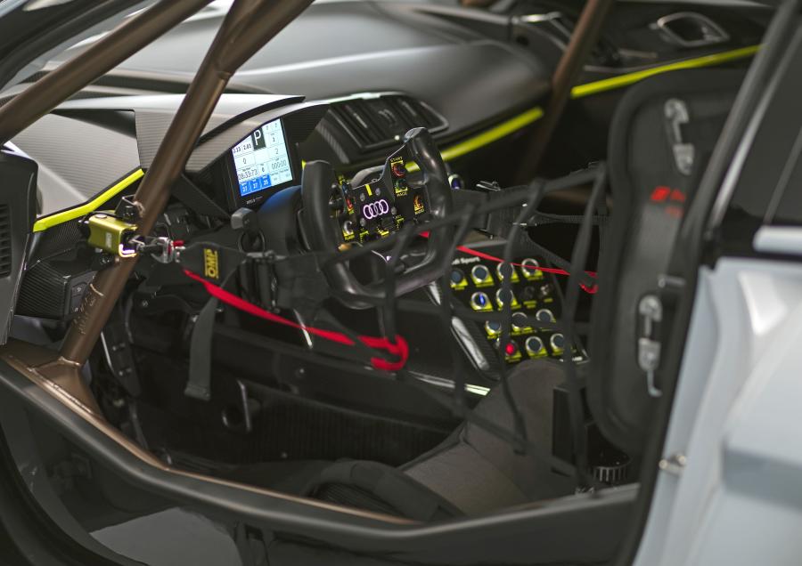 Интерьер Audi R8 LMS GT2 2019 года  (фото 16 из 40)